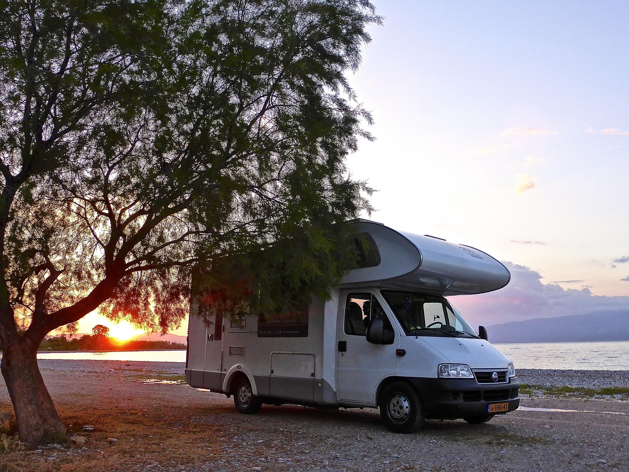 En esta fotografía, vemos una autocaravana aparcada frente a la playa