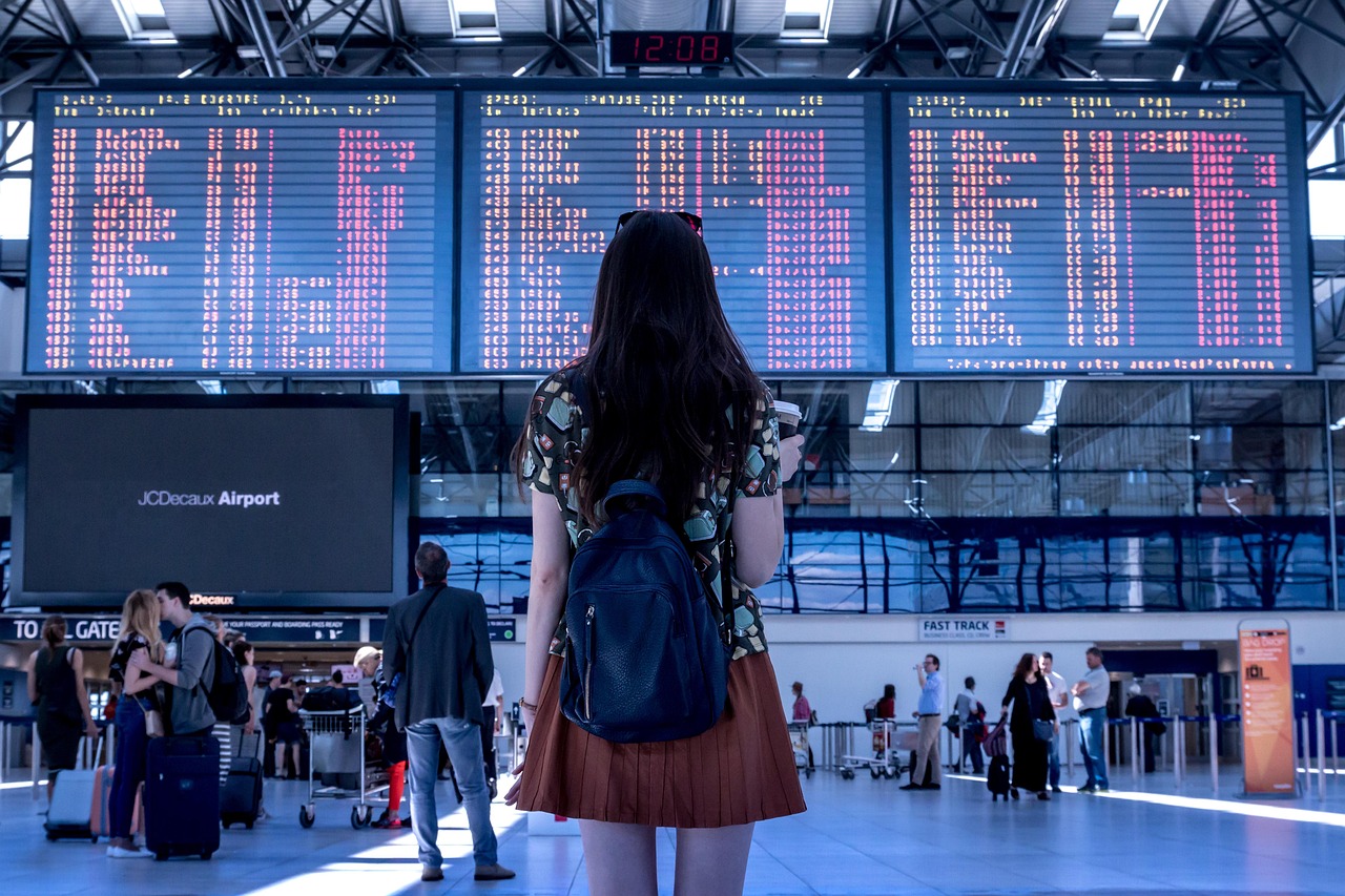 En esta imagen, vemos a una mujer en un aeropuerto