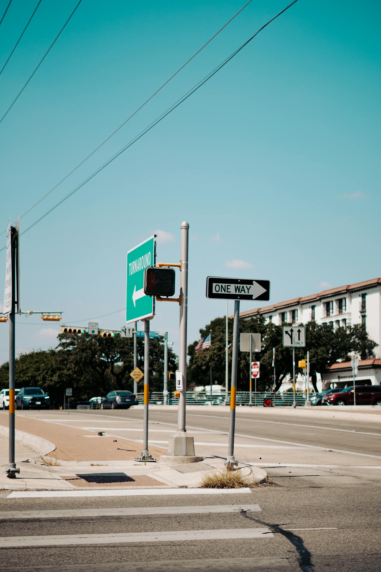 En esta imagen, vemos un típico cruce vial de los Estados Unidos