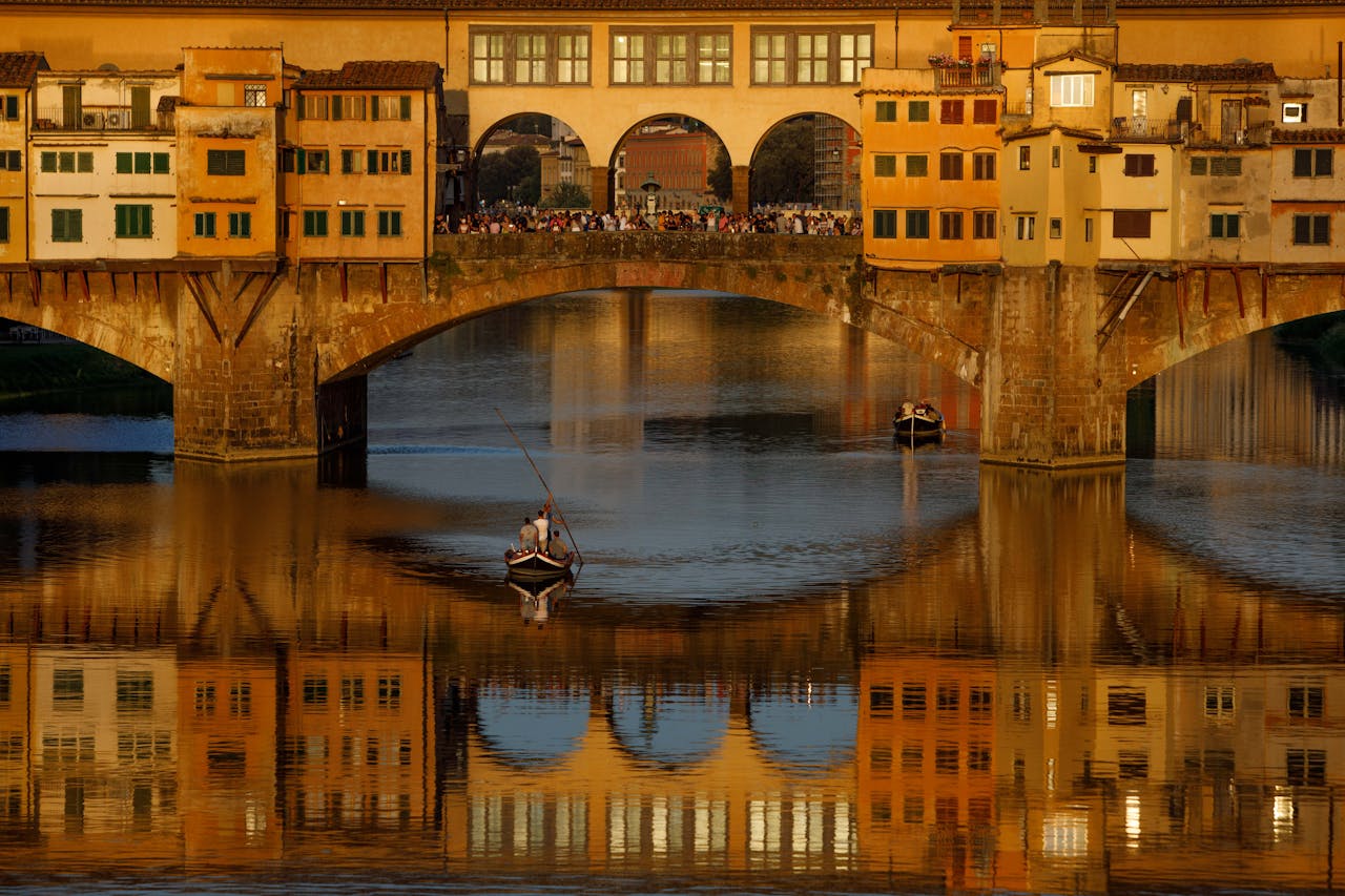 En esta imagen, vemos una góndola surcando las aguas de Florencia