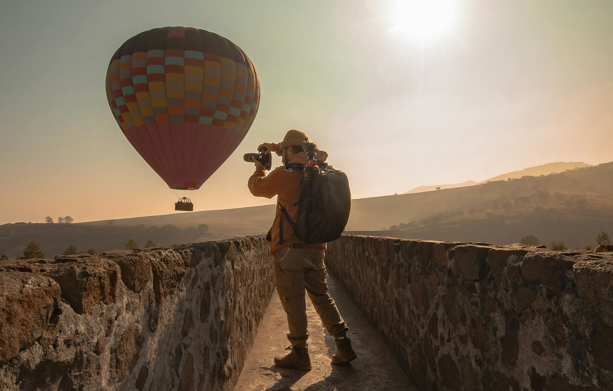 En esta imagen, vemos a un hombre mayor inmortalizando un bonito paisaje