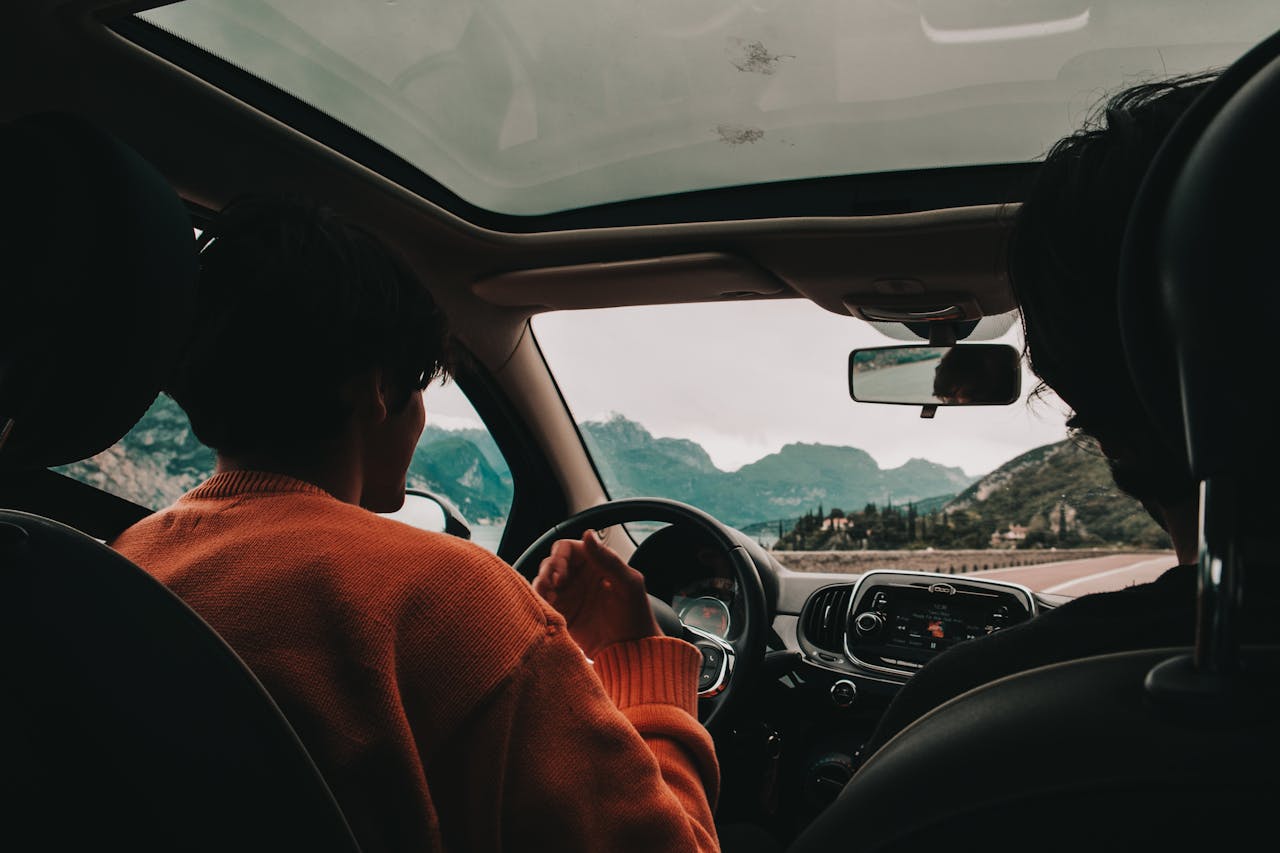 En esta fotografía, vemos a dos personas circulando por carreteras de montaña