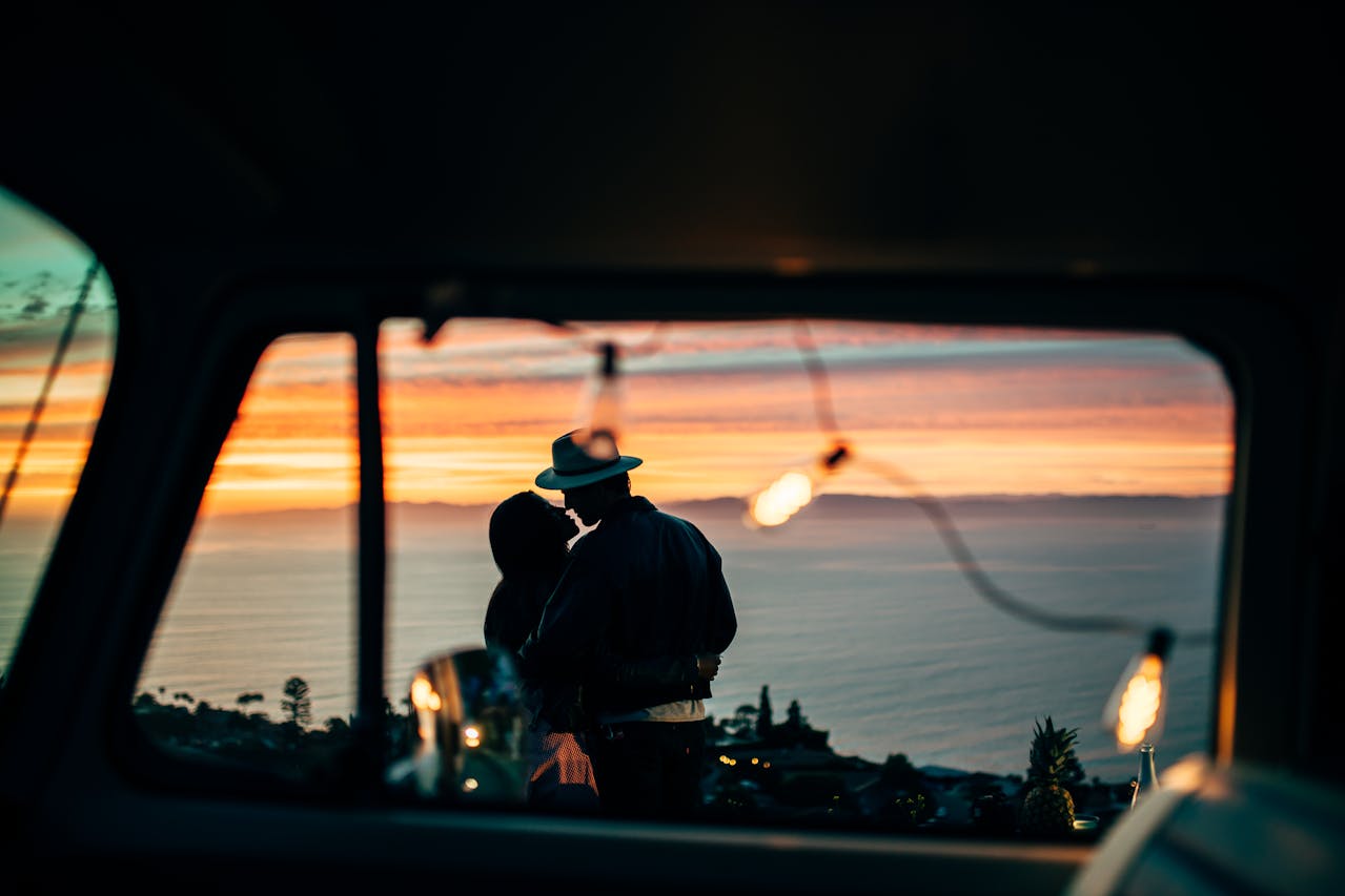 En esta imagen, vemos a unos enamorados disfrutando del atardecer